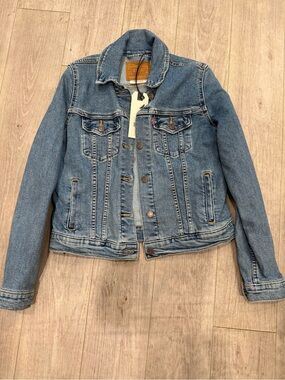 Levi's Women's Classic Blue Denim Jacket trucker size medium new with tags